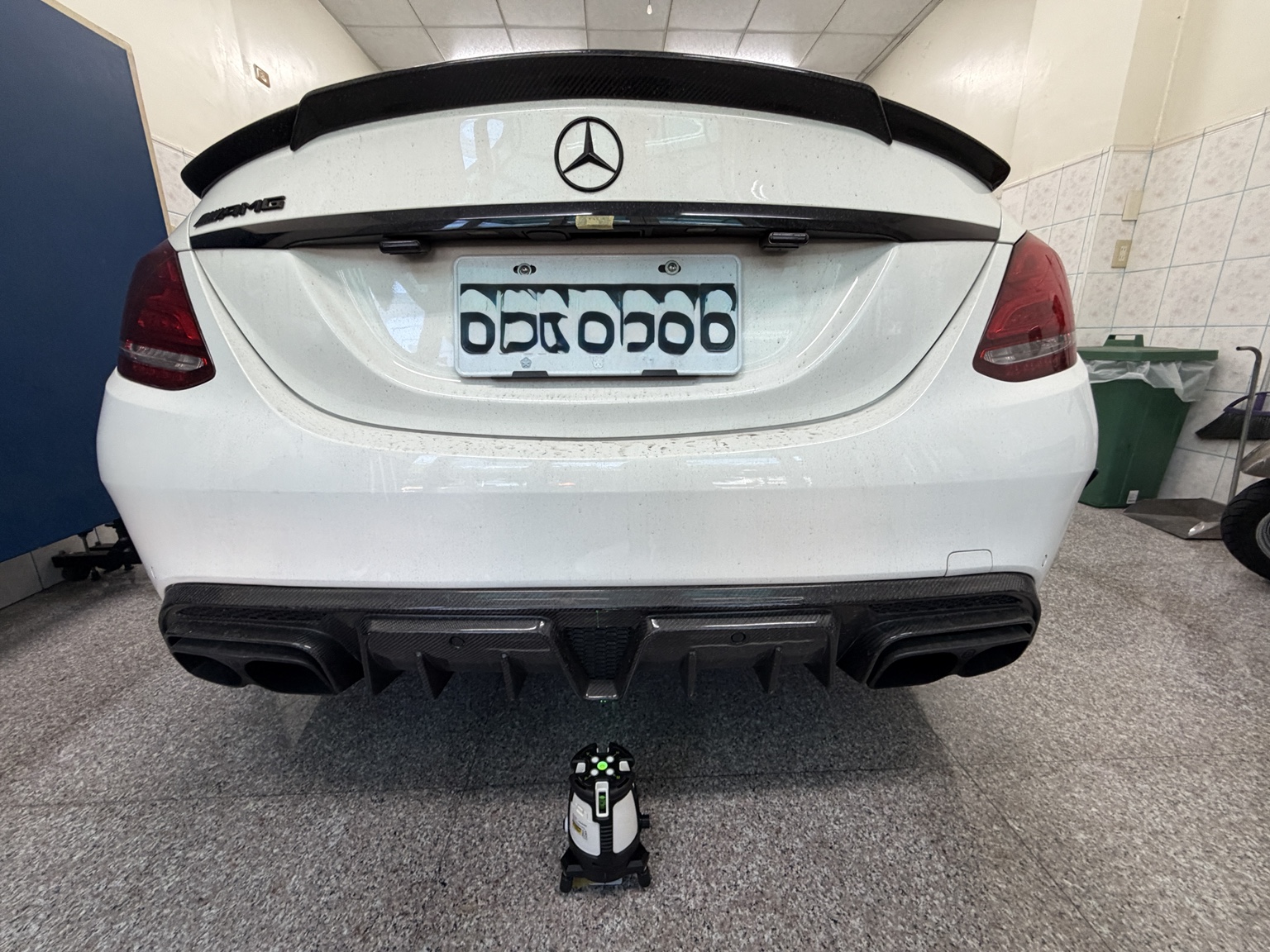 車輛後方擺設雷射定位設備，進行校正前準備