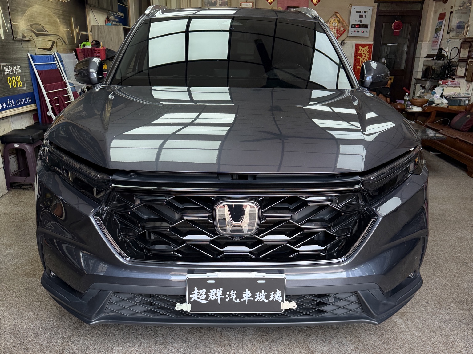 第一工作室內停放 Honda 休旅車，可見室內工作空間