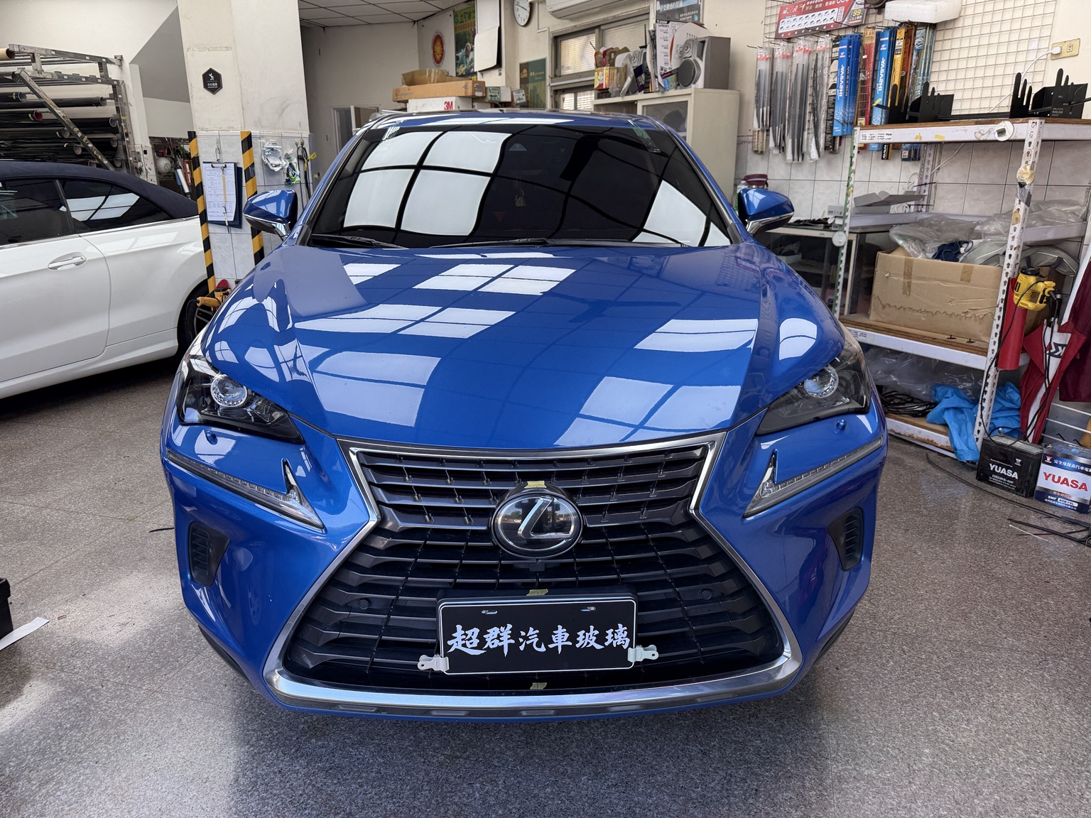 第三工作室內停放藍色 Lexus 休旅車，周邊設有材料與工具架