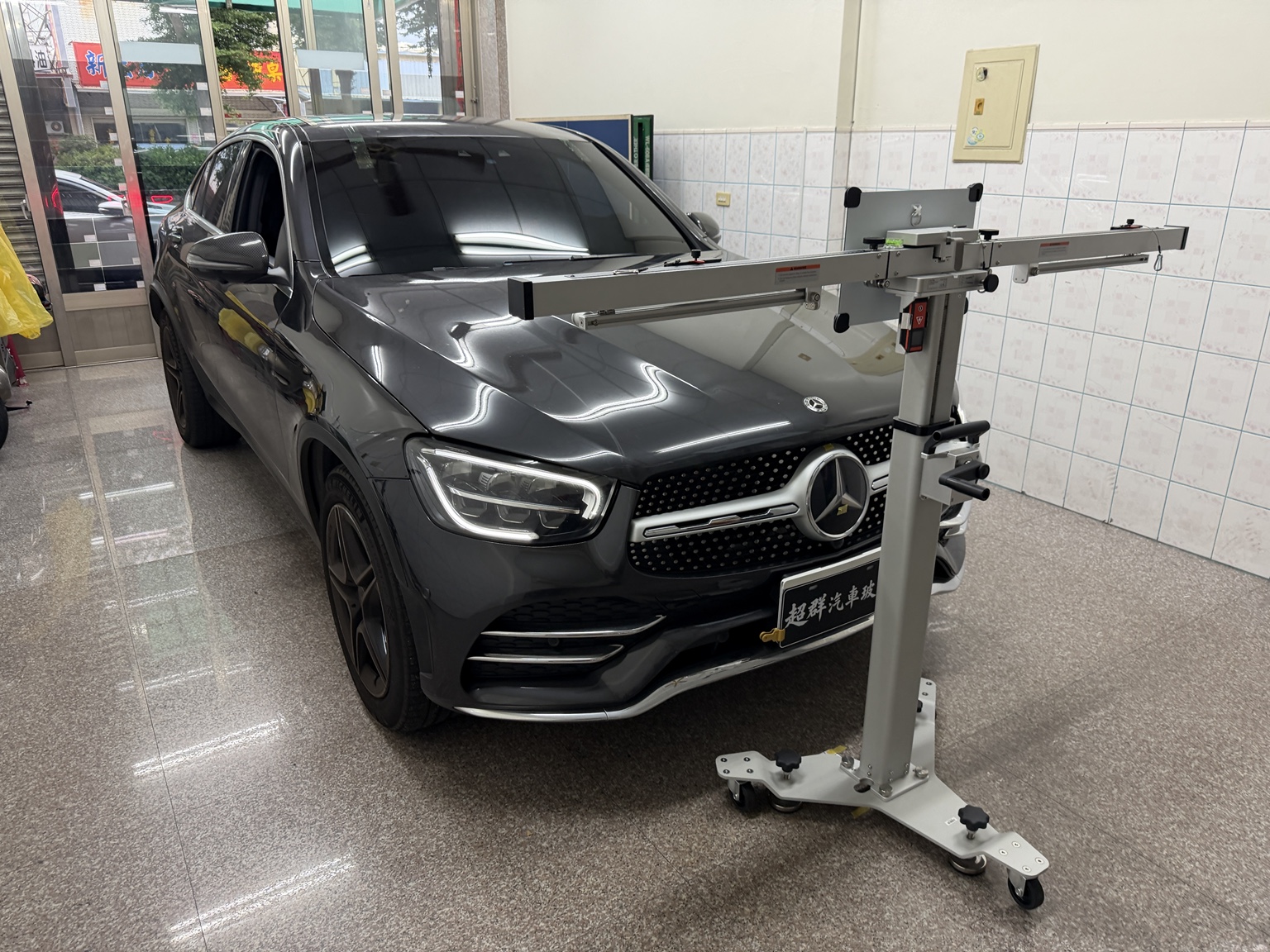 超群前識別攝影機校正場地，Mercedes-Benz 車輛前方配置目標板與支架
