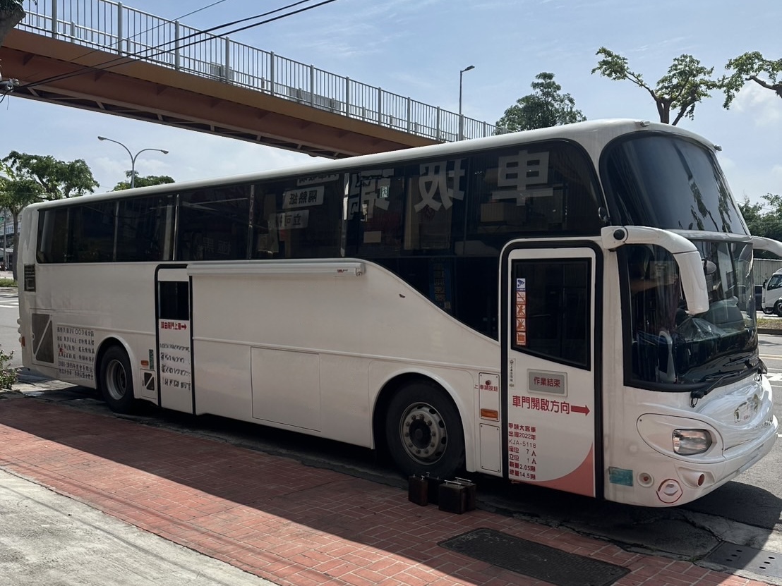 遊覽車停放於超群店外工作空間，呈現大型車的現場停放情境