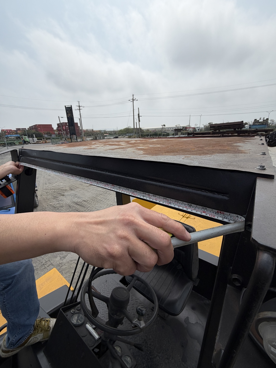 技師使用捲尺現場丈量工程車駕駛艙框體