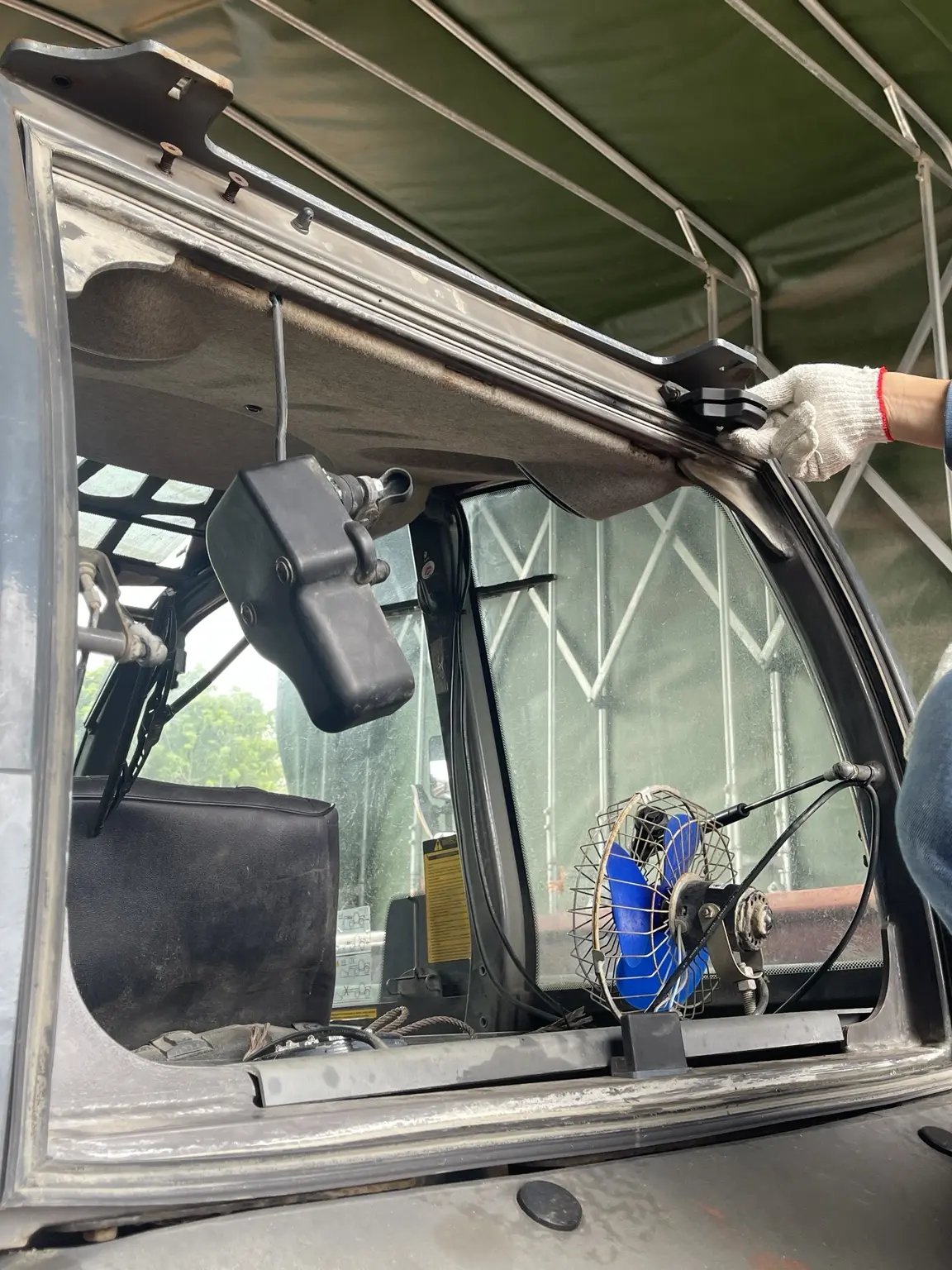 MANITOU 工程機具玻璃安裝五金細節