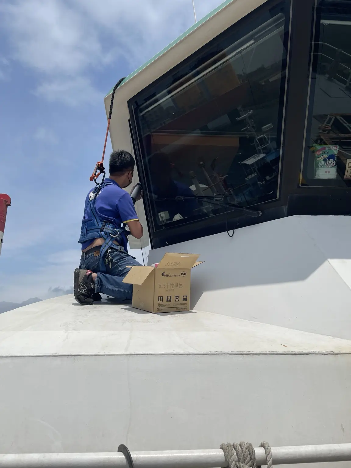 船舶玻璃周邊密封施工作業