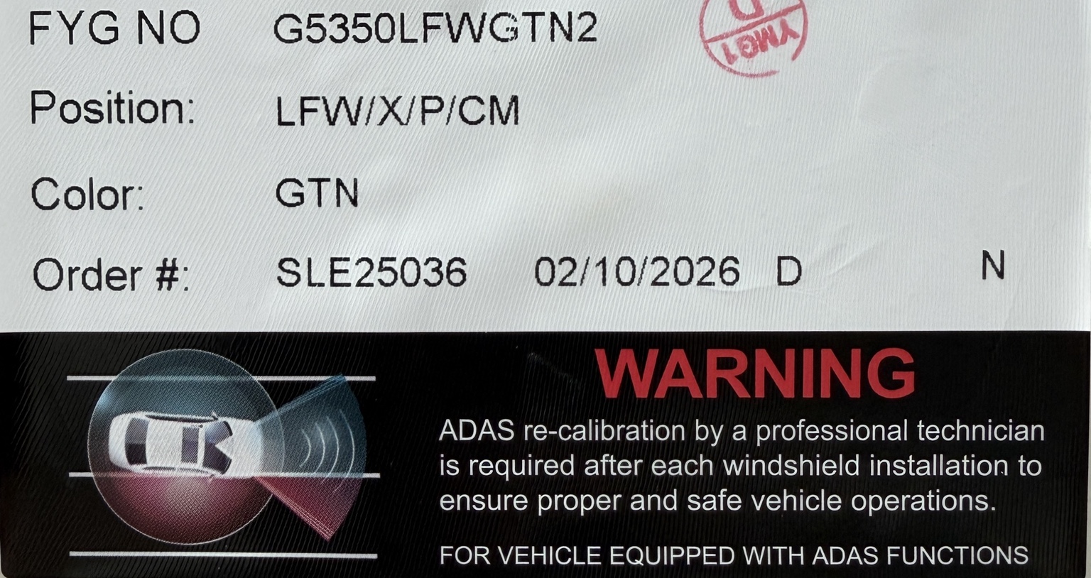 FYG 玻璃標籤警示搭載 ADAS 的車輛安裝前擋後需由專業技師重新校正